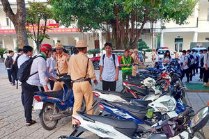 Siết chặt kiểm tra, xử lý vi phạm giao thông khu vực trường học Siết chặt kiểm tra, xử lý vi phạm giao thông khu vực trường học