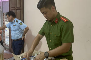 Bắt quả tang cơ sở sản xuất hơn 2.000 lít mật ong giả