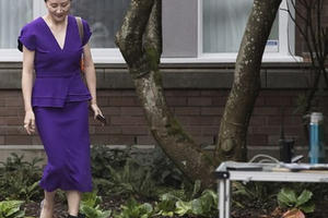 Vì sao “Công chúa” Huawei đeo vòng định vị tới tòa Canada?