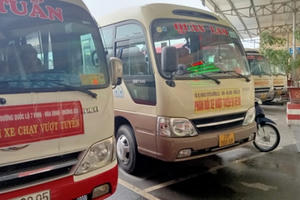 Bị xe dù “cướp” khách, hàng loạt nhà xe ở Nghệ An treo bãi bến, treo băng phản đối