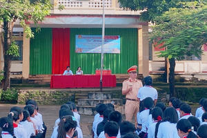 CSGT Đồng Nai tuyên truyền an toàn giao thông và trao quà Trung thu cho học sinh