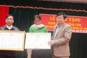 Truy tặng Huân chương Dũng cảm cho học sinh quên mình cứu người Truy tặng Huân chương Dũng cảm cho học sinh quên mình cứu người