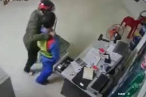 Khởi tố nam thanh niên dùng dao khống chế cướp tiền nhân viên cửa hàng xăng dầu