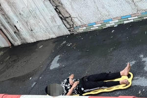 Cảnh sát cứu nam thanh niên rơi từ cầu Chương Dương xuống