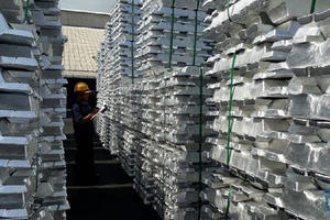 Giá kim loại quý lao dốc, cà phê liên tục biến động