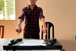 Bắt nam thanh niên tàng trữ trái phép vũ khí quân dụng Bắt nam thanh niên tàng trữ trái phép vũ khí quân dụng