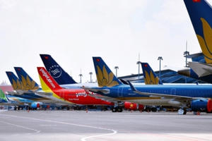 Gần trăm máy bay dầm mưa, dãi nắng ở Nội Bài