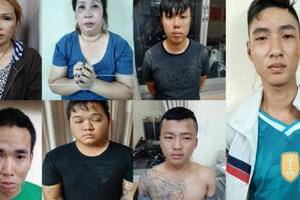 Giả gái đứng đường gạ mua dâm, khách làng chơi 'sập bẫy' mất sạch