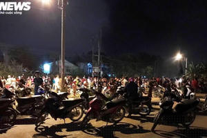 Ảnh: Bất chấp lệnh cách ly xã hội, hàng trăm người tụ tập xem đám cháy