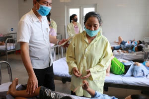 GĐ Sở GD&ĐT Nghệ An thăm những học sinh bị ong đốt nhập viện