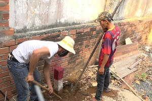 TPHCM: Bị Bí thư Thăng phê là “vô cảm”, Sở Tài nguyên cho dỡ cột mốc giữa nhà dân