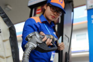 Giá xăng thế giới giảm, xăng trong nước vẫn giữ nguyên
