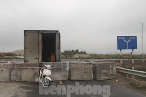 Quảng Ninh lên tiếng vụ đổ đất, cẩu bê tông chặn đường kiểm soát dịch