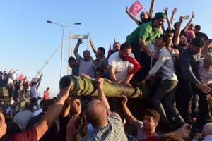 Thổ Nhĩ Kỳ: Đảo chính bị dập tắt, gần 200 người chết, 1.563 người bị bắt, 1.154 người bị thương