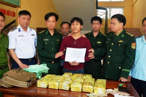 Hà Tĩnh: Bắt một người Lào vận chuyển 15kg ma túy đá vào Việt Nam