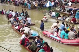 Flycam quốc lộ 6 chìm trong biển nước, thuyền bè tấp nập ngược xuôi