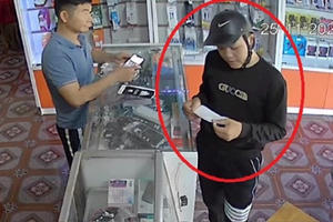 Cướp điện thoại rồi vào rừng sâu lẩn trốn