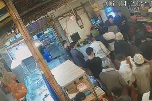 CLIP: Phẫn nộ với nhóm khách bắt nhân viên quán ăn xếp hàng để hành hung