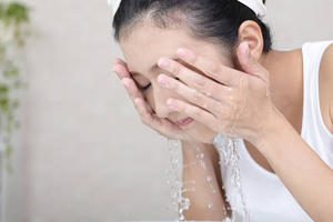 Rửa mặt đúng cách để bảo vệ làn da