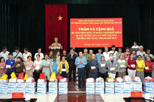 Thứ trưởng Lê Quốc Hùng chia sẻ khó khăn với nhân dân Thành phố Huế sau trận lũ lịch sử