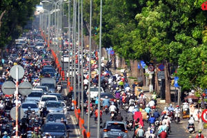 TP Hồ Chí Minh: Đường phố tấp nập, nhiều người không đeo khẩu trang trong ngày đầu tiếp tục giãn cách xã hội
