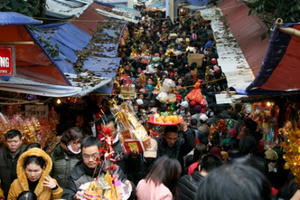 Ngàn người chen chúc 'vay vốn' Bà Chúa Kho Bắc Ninh Ngàn người chen chúc 'vay vốn' Bà Chúa Kho Bắc Ninh
