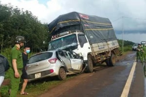 Gia Lai: Đối đầu với xe tải, 3 người trên xe ôtô thiệt mạng