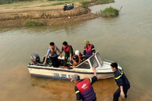 Lật thuyền trên sông Lô, 3 người mất tích