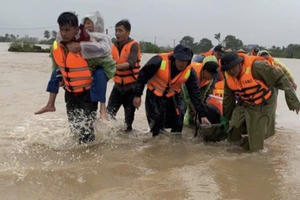 Miền Trung chìm trong ngập lụt, cần lắm sự chung tay của cả nước Miền Trung chìm trong ngập lụt, cần lắm sự chung tay của cả nước