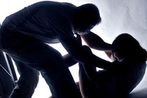 Khởi tố, bắt tạm giam người phụ nữ đối xử vô nhân tính với con gái 12 tuổi