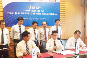 Trả tiền đổ xăng bằng thẻ ATM