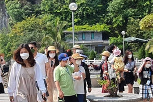 Du lịch dịp lễ giỗ Tổ: Khách sạn cháy phòng, hải sản tăng giá