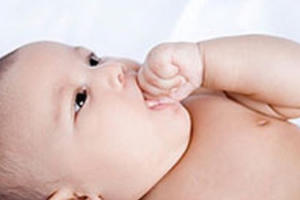 Ảnh hưởng khi trẻ ngậm mút tay - lời cảnh báo của bác sĩ nhi khoa