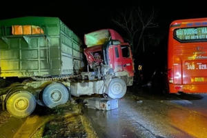 Tuyên Quang: Xe đầu kéo va chạm với xe khách, 2 người thương vong