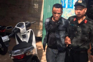 Bắt đối tượng lao thẳng xe vào CSGT để trốn chạy sau vụ trộm cắp Bắt đối tượng lao thẳng xe vào CSGT để trốn chạy sau vụ trộm cắp