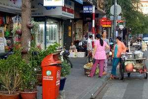 PCT Quận 1 "xin cởi bỏ áo quan": Hình ảnh thất vọng ở vỉa hè