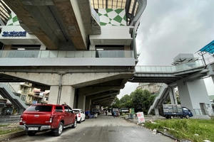 Tụ tập đánh bài, đổ rác thải trộm khắp các nhà ga tuyến Cát Linh - Hà Đông