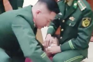 Bộ đội Biên phòng sơ cứu cho nữ du khách Trung Quốc bị co giật, tim ngừng đập