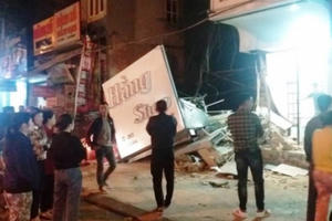 Kinh hãi với clip ngôi nhà 2 tầng đổ sập trong đêm ở xứ Thanh