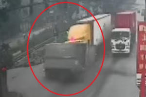 Video: Kinh hoàng cảnh xe tải sang đường bất cẩn bị Container "húc" trực diện văng xa hàng chục mét Video: Kinh hoàng cảnh xe tải sang đường bất cẩn bị Container "húc" trực diện văng xa hàng chục mét