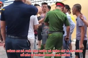 Nghi thủ môn Quang Nam "yểm bùa" SVĐ, cổ động viên Nam Định lao vào tấn công Nghi thủ môn Quang Nam "yểm bùa" SVĐ, cổ động viên Nam Định lao vào tấn công