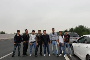 Nhóm “Khá bảnh” dàn hàng chụp hình trên cao tốc Hà Nội - Hải Phòng