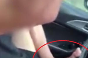 [Clip]: Lái xe bằng chân rồi khoe chiến tích trên facebook