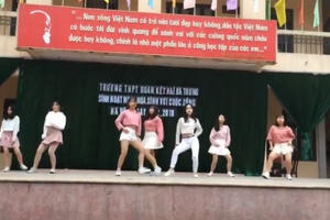 [Clip]: Mãn nhãn với màn biểu diễn của nữ sinh trường THPT Đoàn Kết