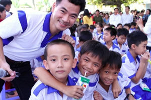 Tự Long thi uống sữa nhanh cùng Xuân Bắc