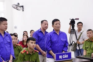 Hoãn phiên xét xử ông trùm Hưng "kính" bảo kê tại chợ Long Biên