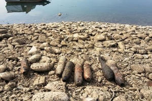 Sông Đà cạn trơ đáy, phát lộ nhiều vật thể lạ nguy hiểm