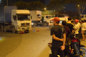 Tai nạn ngay khúc cua tử thần, 2 người thương vong dưới bánh container