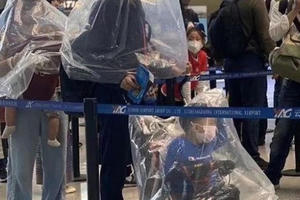 Trung Quốc: Tài xế taxi mặc bảo hộ kín mít, người dân đội thùng nhựa ra đường