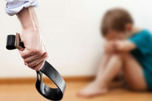 Cha mẹ bạo hành con cái, pháp luật xử lý ra sao?